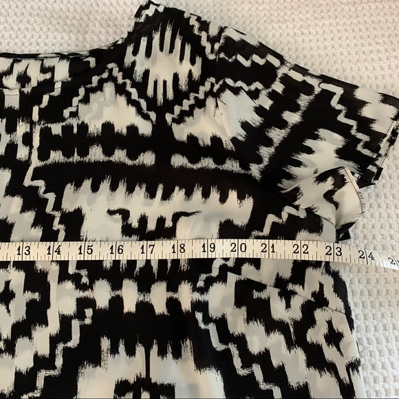 Patterned black & white Blouse with Interesting Back - XL - Picture 4 of 7